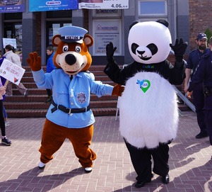 na zdjęciu dwie maskotki, panda i sierżant Hektor z Policji