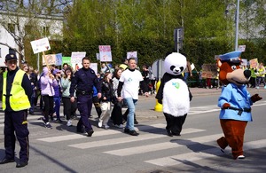 dzieci wraz z policjantem podczas marszu STOP PRZEMOCY