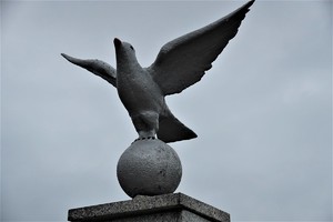 rzeźba ptaka na pomniku