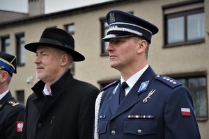 zdjęcie przedstawia komendanta Policji, który stoi obok starosty