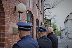 mundurowi oraz starosta stoją przed tablicą pamiątkową w Mikołowie