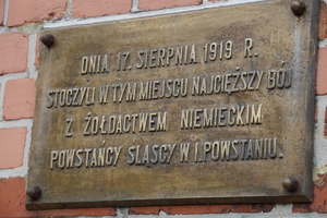 tablica pamiątkowa na budynku prokuratury w Mikołowie poświęcona bohaterom I Powstania Śląskiego