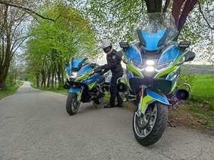 policyjne motocykle na drodze w Łaziskach Górnych, mnóstwo drzew
