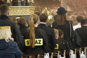 uczestnicy mszy świętej w mikołowskiej bazylice, wśród nich strażacy-ochotnicy