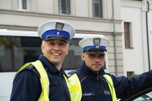 zdjęcie przedstawia dwóch policjantów drogówki