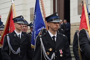 strażackie pododdziały wychodzą z mikołowskiej bazyliki