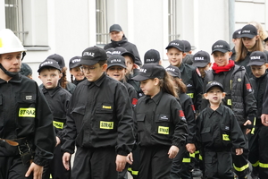 maszerujący strażacy - ochotnicy