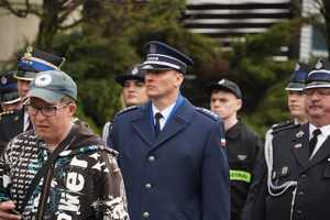 na zdjęciu komendant Policji wśród uczestników przemarszu