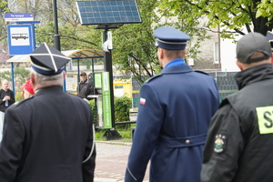 policjant w mundurze galowy maszeruje w uroczystym pochodzie. Zdjęcie wykonane od tyłu