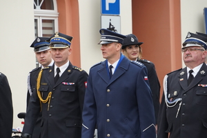 uczestnicy przemarszu wchodzą na mikołowski rynek. Wśród osób na zdjęciu nadkomisarz Rudolf