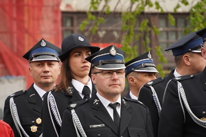 zdjęcie przedstawia strażaków podczas uroczystości na mikołowskim rynku.  Osoby te mają na sobie mundur galowy