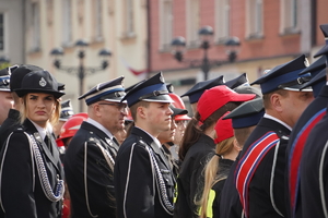 strażackie pododdziały podczas uroczystego apelu na rynku w Mikołowie