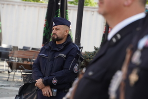 strażacy na mikołowskim rynku, w tle policjant prewencji