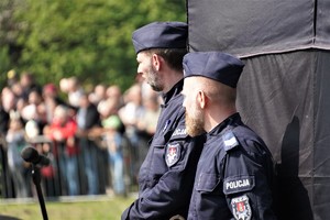 dwóch dzielnicowych zabezpiecza teren bitwy wyrskiej