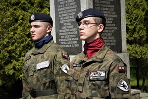 uczniowie klasy mundurowej przed pomnikiem