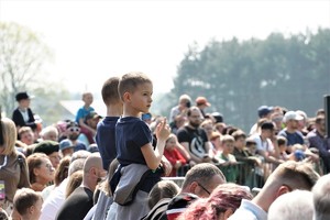 tłum ludzi przygląda się inscenizacji