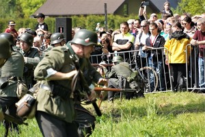 inscenizacja bitwy, ludzie oglądają przestawienie