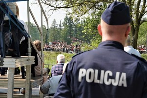 dzielnicowy zabezpiecza tern bitwy wyrskiej