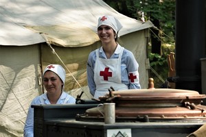 stoisko ze sprzętem do ratowania ludzi z czasów II wojny światowej