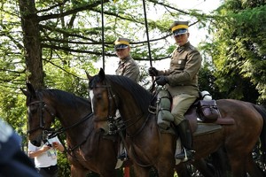 mężczyźni jadą na koniach