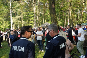 komendanci Policji stoją między uczestnikami pikniku i rozmawiają, w tle tłum osób