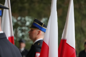 na zdjęciu widać flagi Polski oraz strażaków podczas uroczystości na terenie jednostki pożarniczej