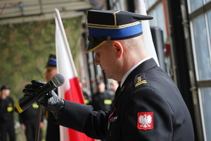 komendant straży pożarnej przemawia do mikrofonu