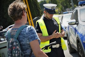 policjant drogówki oraz kobieta - mieszkanka Orzesza