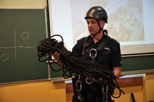 policyjny pirotechnik prezentuje sprzęt do wspinaczki