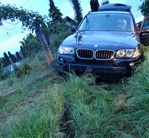 zdjęcie przedstawia przód rozbitego BMW w rowie