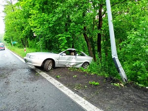 rozbity samochód osobowy koloru srebrnego, uszkodzony słup