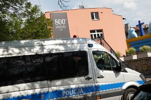 policyjny radiowóz przed budynkiem urzędu miasta w Mikołowie
