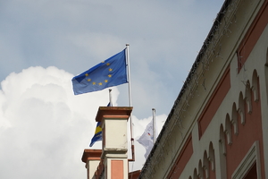 flaga Unii Europejskiej na budynku urzędu miasta
