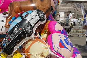 balon w kształcie policyjnego radiowozu wśród innych balonów
