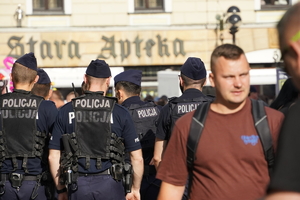 grupa policjantów na mikołowskim rynku