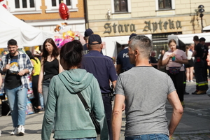 mikołowski rynek, po którym spacerują ludzie, wśród nich policjanci