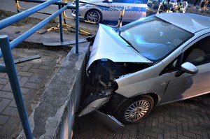 samochód osobowy, który wjechał w mur budynku