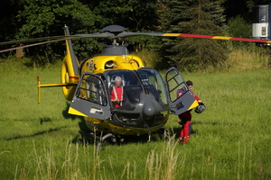 szykujący się do startu helikopter lotniczego pogotowia ratunkowego