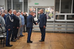 zastępca komendanta wojewódzkiego podaje rękę na przywitanie dowódcy uroczystości