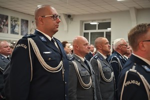 policjanci garnizonu mikołowskiego odśpiewują hymn państwowy