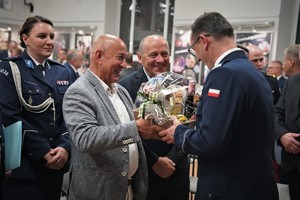 goście składają gratulacje komendantowi, goście przekazują podinspektorowi Klimczakowi kwiaty