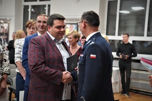goście składają gratulacje komendantowi - dyrektor pogotowia Łukasz Pach