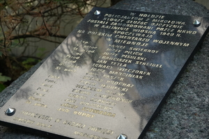 płyta z nazwiskami poległych policjantów, kamienny obelisk