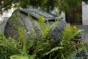 kamienny obelisk wśród roślinności