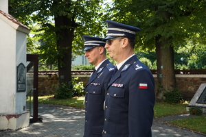 dwaj komendanci stoją przed obeliskiem. Mikołów - Bujaków