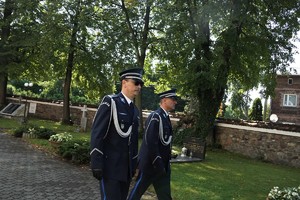 policjanci wychodzą z terenu sanktuarium