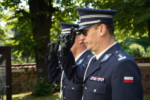 policjanci salutują oddając hołd