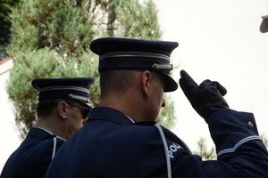 dwaj salutujący policjanci