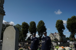 komendanci oddają hołd pod pomnikiem pomordowanych policjantów