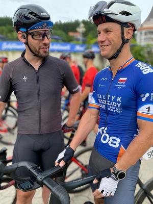 Piotr Dębicki i Jordan Kowalczyk w trakcie rozmowy podczas wyścigu Tour de Pologne